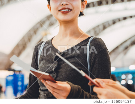 空港で書類を提示する女性 ■撮影協力：関西国際空港（KIX） 136094157