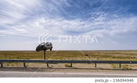 カザフスタン・ハイウェイ沿いの事故車両オブジェ / Mangystau, Kazakhstan カザフスタン・ハイウェイ沿いの事故車両オブジェ / Mangystau, Kazakhstan 136094946