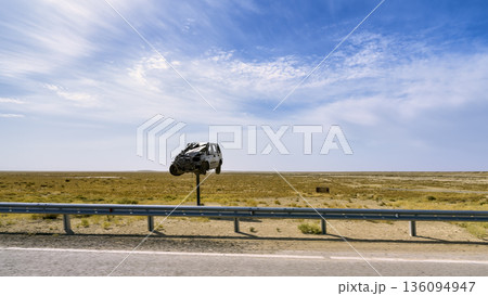カザフスタン・ハイウェイ沿いの事故車両オブジェ / Mangystau, Kazakhstan カザフスタン・ハイウェイ沿いの事故車両オブジェ / Mangystau, Kazakhstan 136094947