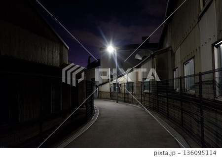 東大阪の町工場に挟まれた路地 136095114