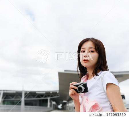 女性とコンパクトカメラ ■撮影協力:関西国際空港(KIX) 女性とコンパクトカメラ ■撮影協力:関西国際空港(KIX) 136095830