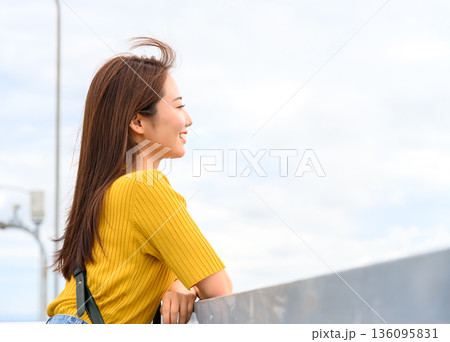 旅行中の女性が景色を眺める ■撮影協力：関西国際空港（KIX） 136095831