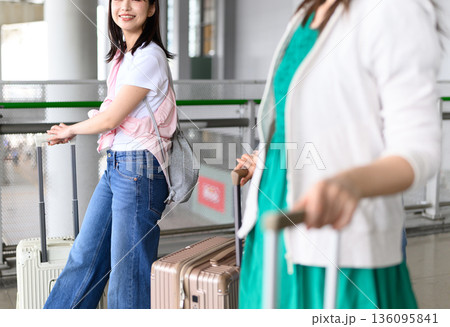 空港で旅行鞄を持つ女性 _■撮影協力:関西国際空港(KIX) 空港で旅行鞄を持つ女性 _■撮影協力:関西国際空港(KIX) 136095841