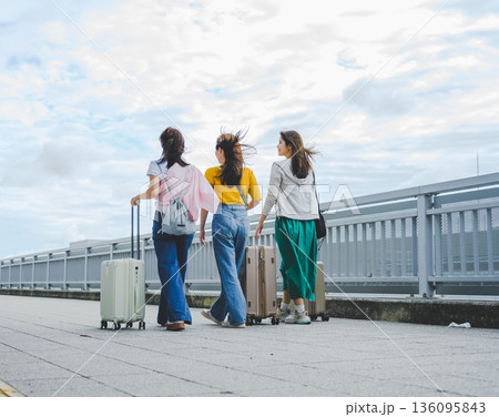 旅行する女性三人組 ■撮影協力:関西国際空港(KIX) 旅行する女性三人組 ■撮影協力:関西国際空港(KIX) 136095843