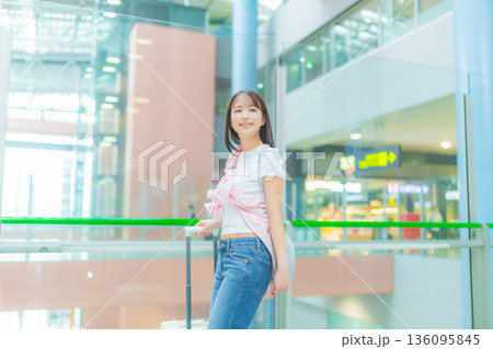 空港で微笑む旅行者 ■撮影協力：関西国際空港（KIX） 136095845