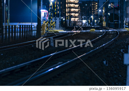 夜の線路 136095917