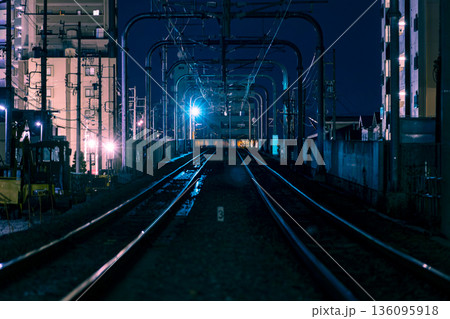 夜の線路 136095918