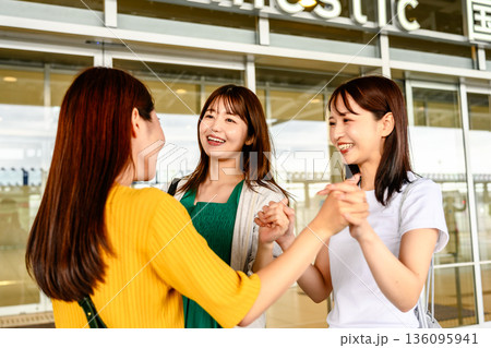 空港での友人との再会 ■撮影協力:関西国際空港(KIX) 空港での友人との再会 ■撮影協力:関西国際空港(KIX) 136095941
