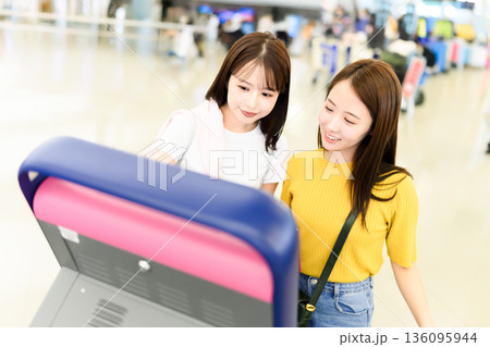 空港で機械操作する友人 ■撮影協力：関西国際空港（KIX） 136095944