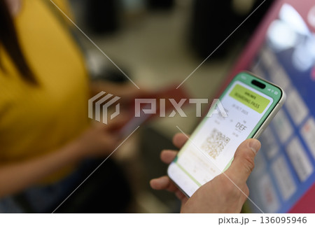 スマホで搭乗券提示 ■撮影協力：関西国際空港（KIX） 136095946