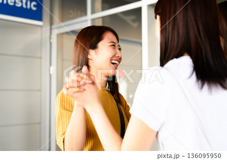 空港での再会と喜び ■撮影協力:関西国際空港(KIX) 空港での再会と喜び ■撮影協力:関西国際空港(KIX) 136095950