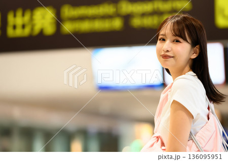 空港で出発を待つ女性 ■撮影協力：関西国際空港（KIX） 136095951