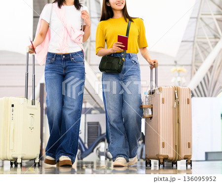 空港で歩く旅行者二人 ■撮影協力：関西国際空港（KIX） 136095952