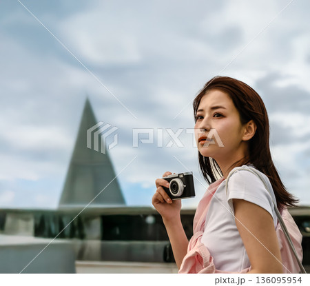 幻想の旅行中の女性とカメラ 幻想の旅行中の女性とカメラ 136095954