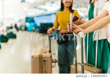 空港で並ぶ旅行者たち ■撮影協力:関西国際空港(KIX) 空港で並ぶ旅行者たち ■撮影協力:関西国際空港(KIX) 136095955