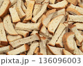 Crispy white bread croutons 136096003