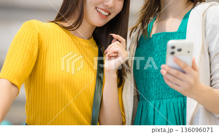 女性二人でスマホ閲覧 _■撮影協力：関西国際空港（KIX） 136096071