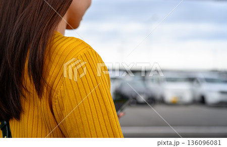 黄色セーターの女性と駐車場 ■撮影協力：関西国際空港（KIX） 136096081