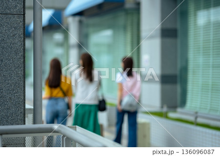 駅前で待つ女性三人 _■撮影協力：関西国際空港（KIX） 136096087