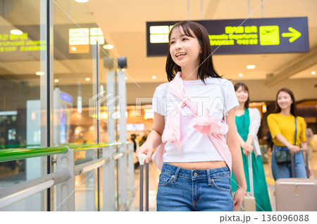 空港で旅行を楽しむ女性 _■撮影協力：関西国際空港（KIX） 136096088