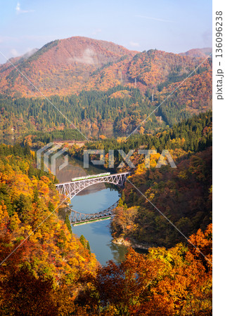 秋を走るJR只見線 第一只見川橋梁と紅葉の絶景 136096238