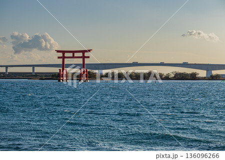 浜松市の日の入り前の弁天島の赤い鳥居の風景(静岡県) 136096266