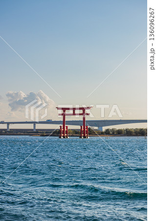 浜松市の日の入り前の弁天島の赤い鳥居の風景(静岡県) 浜松市の日の入り前の弁天島の赤い鳥居の風景(静岡県) 136096267