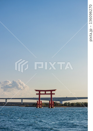 浜松市の日の入り前の弁天島の赤い鳥居の風景(静岡県) 浜松市の日の入り前の弁天島の赤い鳥居の風景(静岡県) 136096270