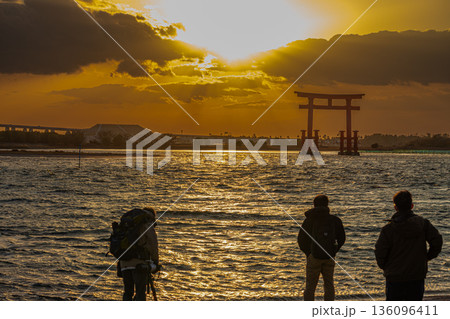 浜松市の日の入り前の弁天島の赤い鳥居の風景(静岡県) 浜松市の日の入り前の弁天島の赤い鳥居の風景(静岡県) 136096411