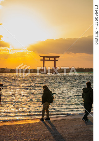 浜松市の日の入り前の弁天島の赤い鳥居の風景(静岡県) 136096413
