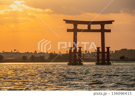 浜松市の日の入り前の弁天島の赤い鳥居の風景(静岡県) 136096415