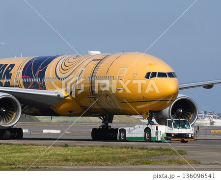 ANAスターウォーズB777離陸準備 ANAスターウォーズB777離陸準備 136096541