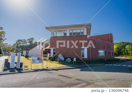 藤枝市の藤枝市郷土博物館・文学館の風景(静岡県) 藤枝市の藤枝市郷土博物館・文学館の風景(静岡県) 136096746