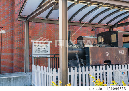 藤枝市の藤枝市郷土博物館・文学館前の蒸気機関車の風景(静岡県) 136096758