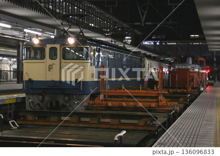 山陽本線岡山駅に停車中のレール輸送列車と快速ムーンライト九州号（上り列車） 136096833