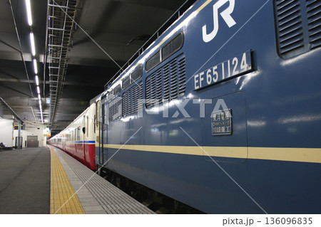深夜の岡山駅に停車中の臨時快速ムーンライト九州号（下り列車） 136096835