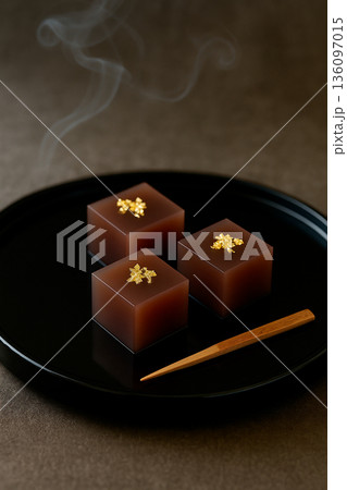 金箔をあしらったキューブ羊羹のイメージ 136097015