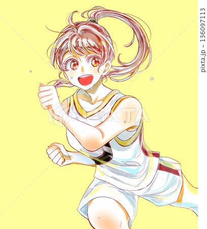 バスケットのユニフォームを着て走る笑顔の女の子　汗あり 136097113