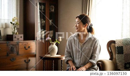 アンティークな部屋でくつろぐミドル女性 40代 50代 日本人 丁寧な暮らし ライフスタイル 室内 136097130