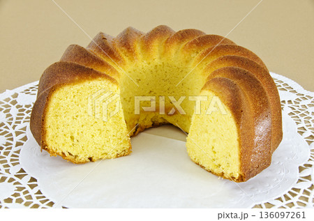 ring-shaped sponge cake 136097261