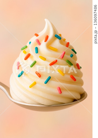 カラフルなチョコスプレーを散りばめたホイップクリームのクローズアップ 136097486