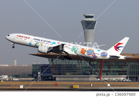 中国東方航空B777離陸上昇 中国東方航空B777離陸上昇 136097980