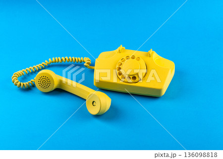Retro vintage yellow rotary telephone Retro vintage yellow rotary telephone 136098818