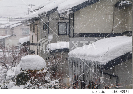 岩手県滝沢市の住宅地の冬景色 136098921