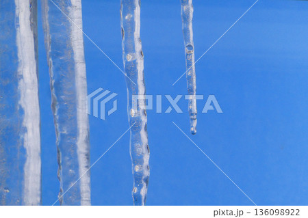 岩手県盛岡市の屋根からのびるつらら 冬の青空と溶け出したつらら 春近し 岩手県盛岡市の屋根からのびるつらら 冬の青空と溶け出したつらら 春近し 136098922
