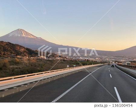 朝の富士山と高速道路　都市へ続く日本の風景 136100454