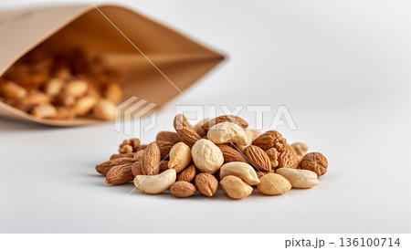 無塩・無油の素焼き基調で紙袋の口を柔らかくぼかしたミックスナッツ 136100714