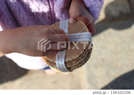 奈良公園で売られている鹿せんべいで、餌やりをする女の子 奈良公園で売られている鹿せんべいで、餌やりをする女の子 136102206