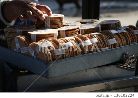 奈良公園で売られている鹿せんべいで、餌やりをする女の子 奈良公園で売られている鹿せんべいで、餌やりをする女の子 136102224