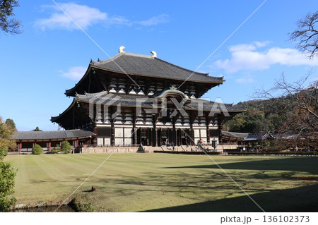 東大寺大仏殿、東大寺、奈良の大仏、奈良県 東大寺大仏殿、東大寺、奈良の大仏、奈良県 136102373